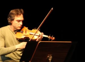 Der aus Syrien stammende Violinist Ali Moraly. Foto: Hans Martin Krause