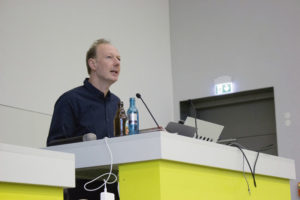 Martin Sonneborn spricht an der Universität Kassel. Foto: Paul Bröker