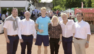 Jurgen Zopp (Mitte) ist der Sieger der Wilhelmshöhe Open 2017. Mit dem Esten freuen sich Kassels Oberbürgermeister Christian Geselle, Clubchef Prof. Dr. Michael Eisfeld, Petra Bantle (IntercityHotel Kassel), Turnierdirektor Dr. Eberhard Engelmann und Thorsten Döring (Peugeot Glinicke Kassel). Foto: Dieter Schachtschneider Jurgen Zopp (Mitte) ist der Sieger der Wilhelmshöhe Open 2017. Mit dem Esten freuen sich Kassels Oberbürgermeister Christian Geselle, Clubchef Prof. Dr. Michael Eisfeld, Petra Bantle (IntercityHotel Kassel), Turnierdirektor Dr. Eberhard Engelmann und Thorsten Döring (Peugeot Glinicke Kassel). Foto: Dieter Schachtschneider