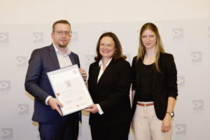 Jan Griesel, Andrea Nahles und Liz Mohn (v.l.) bei der Urkundenübergabe in Berlin. Foto: nh