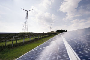 Windkraft und Photovoltaik prägen das Bild in Nordhessen. Foto: ©Paavo Blåfield / deENet Kompetenznetzwerk dezentrale Energietechnologien e.V