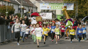 500 kleine Läuferinnen und Läufer hatten beim Bambini Lauf, präsentiert von der Raiffeisen Waren GmbH, einen Riesenspaß. 500 kleine Läuferinnen und Läufer hatten beim Bambini Lauf, präsentiert von der Raiffeisen Waren GmbH, einen Riesenspaß.