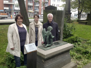 Heike Steger vom Kulturamt, Kulturdezernentin Susanne Völker sowie Dr. Hans Helmut Horn, Vorsitzender des Kirchenvorstands der Kirchengemeinde Kassel Mitte, auf dem Altstädter Friedhof. Foto: Stadt Kassel