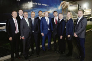 Peter Weide (Rudolph Logistik Gruppe GmbH & Co. KG), Markus Oeste (Regionalmanagement Nordhessen), Dirk Wiesner (Mercedes-Benz Nutzfahrzeugezentrum Kassel), Jörg Paul (Libri GmbH), Steffen zur Linde (Goldbeck Nord GmbH), Hermann Ammermann (Jungheinrich Vertrieb Deutschland AG & Co. KG), Regionalmanager Holger Schach, Referent Dr. Olaf Toedter (KIT Karlsruher Institut für Technologie), Dr. Astrid Szogs (Regionalmanagement Nordhessen GmbH) und Jens Huppach (SMA Solar Technology AG (v.l.).