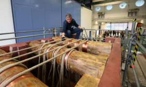 Prof. Dr. Uwe Dorka auf dem Nachbau der Fallsteinkammer. Foto: Andreas Fischer/obs