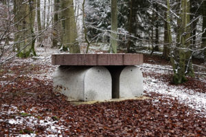 Heinrich Brummacks von ihm selbst bereits im Jahr 1997 geschaffenes Grabmonument "Vogeltränke" in der Künstler-Nekropole im Kasseler Habichtswald. Foto: Stadt Kassel