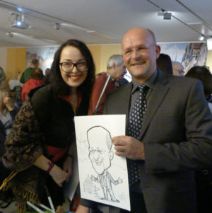 Stadtmuseumsdirektor Dr. Kai Füldner live und in der Karikatur, angefertigt von der weit über Kassels Grenzen hinaus bekannten Künstlerin Lucy Hobrecht. Foto: Jan Hendrik Neumann