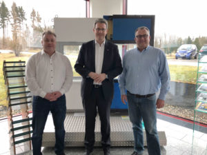 Staatssekretär Patrick Burghardt (Mitte) hat das mittelständische Unternehmen Energy Glas in Wolfhagen besucht. Mirco Franke (l.) und Kai Franke vom Unternehmen empfingen ihn. Foto: © wissenschaft.hessen.de