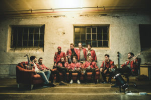 Die Techno-Marching-Band Meute eröffnet die Saison mit einem heißen Mix aus Techno und Blasmusik. Foto: Steffi Rettinger Die Techno-Marching-Band Meute eröffnet die Saison mit einem heißen Mix aus Techno und Blasmusik. Foto: Steffi Rettinger