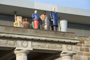 Auf dem Portikus des Modehauses SinnLeffers stehen „Die Fremden„ von Thomas Schütte seit der DOCUMENTA IX im Jahr 1992. Foto: Nils Klinger Auf dem Portikus des Modehauses SinnLeffers stehen „Die Fremden„ von Thomas Schütte seit der DOCUMENTA IX im Jahr 1992. Foto: Nils Klinger