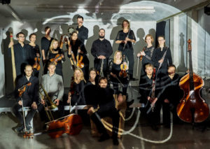 Orchester im Treppenhaus. Foto: Katrin Ribbe