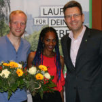 Georg von Meibom, Geschäftsführer von Titelsponsor EAM (rechts) mit dem Kasseler „Coverduo“ und den Favoriten im Halbmarathon, Melat Yisak Kejeta und Jens Nerkamp. Foto: Michael Bald Georg von Meibom, Geschäftsführer von Titelsponsor EAM (rechts) mit dem Kasseler „Coverduo“ und den Favoriten im Halbmarathon, Melat Yisak Kejeta und Jens Nerkamp. Foto: Michael Bald
