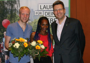 Georg von Meibom, Geschäftsführer von Titelsponsor EAM (rechts) mit dem Kasseler „Coverduo“ und den Favoriten im Halbmarathon, Melat Yisak Kejeta und Jens Nerkamp. Foto: Michael Bald