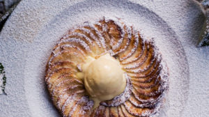 Hauchdünner Apfelkuchen mit Zucker, Zimt und Vanilleeis