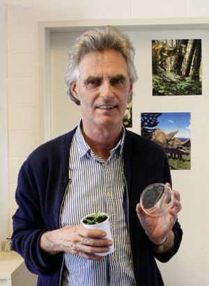 Prof. Dr. Ulrich Kutschera mit seinen Forschungsobjekten: Zwittrige Pflanze und hermaphroditischer Egel. Foto: Jan Hendrik Neumann