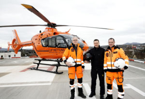 Auf dem Dach des DRK-Klinikums: Notarzt Dr. Thomas Köhler, Pilot Christian Berbig und Notfallsanitäter Andreas Jarnot (v.l.) mit Rettungshubschrauber Christoph 7. Foto: Mario Zgoll Auf dem Dach des DRK-Klinikums: Notarzt Dr. Thomas Köhler, Pilot Christian Berbig und Notfallsanitäter Andreas Jarnot (v.l.) mit Rettungshubschrauber Christoph 7. Foto: Mario Zgoll