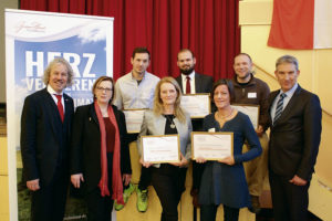 Markus Exner (Projektleiter GrimmHeimat NordHessen), Ute Schulte (Leiterin Tourismus Regionalmanagement Nordhessen GmbH), Jonathan Linker (Die HOMEberger), Kerstin Führer (GRIMM‘S LIVING), Lukas Frankfurth (Parkhotel Emstaler Höhe), Sonja Pauly (LEADER-Region Schwalm-Aue), Tobias Schäffer („Graburg Scout“) und Regionalmanagement-Geschäftsführer Holger Schach (v.l.). Foto: Regionalmanagement Nordhessen/Harry Soremski