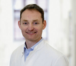 Chefarzt Prof. Dr. med. Benjamin Bücking an der Klinik für Orthopädie, Unfallchirurgie und Alterstraumatologie. Foto: DRK-Kliniken Nordhessen Chefarzt Prof. Dr. med. Benjamin Bücking an der Klinik für Orthopädie, Unfallchirurgie und Alterstraumatologie. Foto: DRK-Kliniken Nordhessen