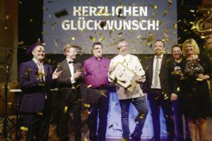 Sascha Gundlach (Präsident Marketing Club Nordhessen), Harnald Henze (Finanzvorstand Marketingclub Nordhessen), Rainer Holzhauer (Renthof Kassel, Preisträger), Christian Geselle (Oberbürgermeister Stadt Kassel), Oliver Hahn (Vizepräsident Marketing Club Kassel),  Natascha Zemmin (Geschäftsführender Vorstand Marketing Club Nordhessen) (v.l.). Foto: Ulf Schaumlöffel (Marketingclub Nordhessen)