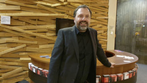 Gute Laune im Schauspielfoyer: André Busse ist seit 15 Jahren Geschäftsführer der Volksbühne. Foto: KULTURpunkt Gute Laune im Schauspielfoyer: André Busse ist seit 15 Jahren Geschäftsführer der Volksbühne. Foto: KULTURpunkt