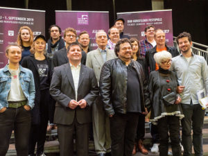 Der Prozess: Das Ensemble um Regisseur Joern Hinkel und Bürgermeister Thomas Fehling. Foto: Steffen Sennewald/Hersfelder Festspiele