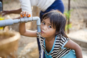 Gerade für Kinder ist sauberes frisches Wasser elementar. Foto: Ovu0ng, regionales/shutterstock.com