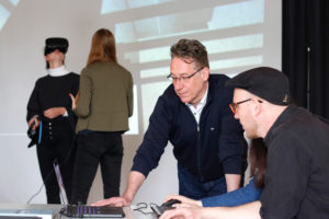 Prof. Dr. Kai-Uwe Hemken (Mitte) und Simon-Lennert Raesch (r.) entwerfen digitale Rekonstruktionen von Ausstellungen. So lässt sich mithilfe einer VR-Brille auch die documenta von 1955 noch einmal besuchen. Foto: Sebastian Mense