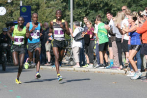 Titelverteidiger Edwin Kosgei (rechts, Nr. 9) will seinen Sieg vom Vorjahr wiederholen. Foto: Michael Bald Titelverteidiger Edwin Kosgei (rechts, Nr. 9) will seinen Sieg vom Vorjahr wiederholen. Foto: Michael Bald