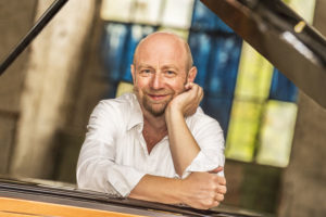 „Wer Volkslieder so souverän weiter entwickelt, setzt Maßstäbe“, schreibt die Fachpresse über Edgar Knecht. Der melodische Songjazz von triosence spricht nicht nur Jazzkenner an, sondern auch jene, die mit Jazz bislang eher wenig anzufangen wussten. Foto: Carsten Herwig „Wer Volkslieder so souverän weiter entwickelt, setzt Maßstäbe“, schreibt die Fachpresse über Edgar Knecht. Der melodische Songjazz von triosence spricht nicht nur Jazzkenner an, sondern auch jene, die mit Jazz bislang eher wenig anzufangen wussten. Foto: Carsten Herwig