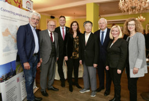 „Historische Chance zum gegenseitigen Vorteil“: Bertram Hilgen (Oberbürgermeister a. D.), Prof. Dr. Rolf-Dieter Postlep (Präsident des Deutschen Studentenwerks), Kai Lorenz Wittrock (Wirtschaftsförderung Region Kassel GmbH), Dr. Gabriela Soskuty (B. Braun Melsungen AG), Prof. Dr.-Ing. habil. ZENG Deshun (Netzwerk Hessen-China), Prof. Dr. Martin Lawerenz (Universität Kassel), Nicole Holzapfel und Sabine Geiser (Wirtschaftsförderung Region Kassel GmbH) (v.l.). Foto: Netzwerk Hessen-China/Harry Soremski