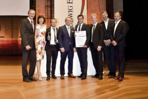 Das Team von Krieger + Schramm bei der feierlichen Preisübergabe in Berlin v.l.n.r. Matthias Krieger, Dagmar Krieger, Michael Fuhlrott, Tobias Rinke, André Schmidt, Wolfgang Barthel, Mirko Fiedler und Tobias Funke. Foto: © ILEP Das Team von Krieger + Schramm bei der feierlichen Preisübergabe in Berlin v.l.n.r. Matthias Krieger, Dagmar Krieger, Michael Fuhlrott, Tobias Rinke, André Schmidt, Wolfgang Barthel, Mirko Fiedler und Tobias Funke. Foto: © ILEP