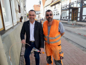 Bürgermeister Harald Munser und Polier Harald Rennert an einem Glasfaser-Hausanschluss in der Altstadt von Liebenau. Foto: Björn Schönewald Bürgermeister Harald Munser und Polier Harald Rennert an einem Glasfaser-Hausanschluss in der Altstadt von Liebenau. Foto: Björn Schönewald