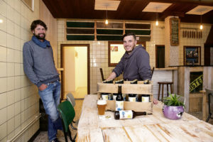 Die Gründer der Braumanufaktur Steckenpferd: Johannes Alt und Erik Schäfer (v.l.). Foto: Harry Soremski/Magazin 34/Braumanufaktur Steckenpferd Die Gründer der Braumanufaktur Steckenpferd: Johannes Alt und Erik Schäfer (v.l.). Foto: Harry Soremski/Magazin 34/Braumanufaktur Steckenpferd