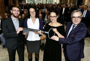 Symbolische Schlüsselübergabe. Tobias Marcykowski (AstA-Vorsitzender), Angela Dorn (hessische Ministerin für Wissenschaft und Kunst), Anna Sadok (Studentin), Prof. Dr. Reiner Finkeldey (Präsident der Universität Kassel) (v.l.). Das neue Studierendenhaus wurde zu großen Teilen von Studenten selbst entwickelt.  Foto: Universität Kassel