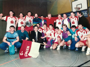 Nieder-Olm 1992: Aufstieg in die zweite Bundesliga. Bis heute im Verein aktiv: Alexander Fölker (Nr. 15, Berater) Herbert Rausch (mit Flagge, Aufsichtsrat) Andre Sperl (Nr. 10, Trainer 3. Mannschaft), Sandor Balogh (Nr. 4, Mannschaftsverantwortliche) und Conrad Fischer (obere Reihe ganz rechts, damals Vereinsvorsitzender heute Aufsichtsrat). Foto: MT Melsungen