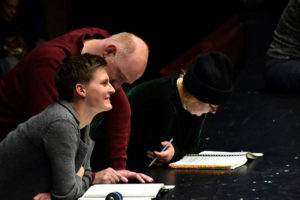 Bei den Proben zu „West Side Story“, zu sehen sind Regisseur Philipp Rosendahl, der Musikalische Leiter Alexander Hannemann und Regieassistentin Lieselotte Reich (v.l.). Foto: Tassilo Greger Bei den Proben zu „West Side Story“, zu sehen sind Regisseur Philipp Rosendahl, der Musikalische Leiter Alexander Hannemann und Regieassistentin Lieselotte Reich (v.l.). Foto: Tassilo Greger