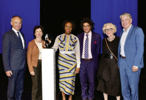 Glas der Vernunft-Vorstand Bernd Leifeld, Festrednerin Barbara Lochbihler, Preisträgerin Chimamanda Ngozi Adichie, Laudator Ijoma Mangold, Glas der Vernunft-Vorstand Barbara Ettinger-Brinckmann und Staatstheater-Intendant Thomas Bockelmann (v.l.) Foto: Glas der Vernunft/Harry Soremski