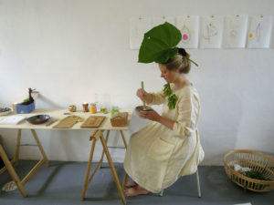 Andrea Nehring im Juni 2018 bei ihrer Lecture Performance »Grünschnabel singt – Auf den Spuren der Hildegard von Bingen« im Kunsttempel Kassel. Foto : Andrea Nehring: Privatarchiv Andrea Nehring