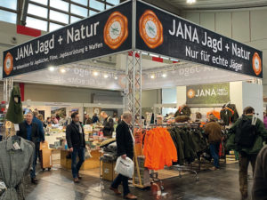  Alles für den Jäger: So präsentiert sich der Neumann-Neudamm Verlag auf der Messe Jagd und Hund in Dortmund. Foto: nh