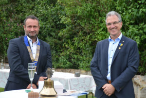 Stefan Sippel, neuer Präsident des Lions Clubs Melsungen, und sein Amtsvorgänger Lutz Kleinwächter (v.l.). Foto: Björn Schönewald Stefan Sippel, neuer Präsident des Lions Clubs Melsungen, und sein Amtsvorgänger Lutz Kleinwächter (v.l.). Foto: Björn Schönewald