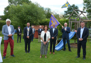 Gruppenbild mit Abstand: der als Melwin Jones Fellow ausgezeichnete Ulrich Neudecker, der neue Lions-Präsident Stefan Sippel, Distrikt-Governorin Gerlinde Brandstetter, Past-Präsident Lutz Kleinwächter, der als Sponsor geehrte Reinhold Hocke, Neuzugang Ralf-Urs Giesen (v.l.) und weitere Lions-Mitglieder im Hintergrund. Foto: Björn Schönewald Gruppenbild mit Abstand: der als Melwin Jones Fellow ausgezeichnete Ulrich Neudecker, der neue Lions-Präsident Stefan Sippel, Distrikt-Governorin Gerlinde Brandstetter, Past-Präsident Lutz Kleinwächter, der als Sponsor geehrte Reinhold Hocke, Neuzugang Ralf-Urs Giesen (v.l.) und weitere Lions-Mitglieder im Hintergrund. Foto: Björn Schönewald